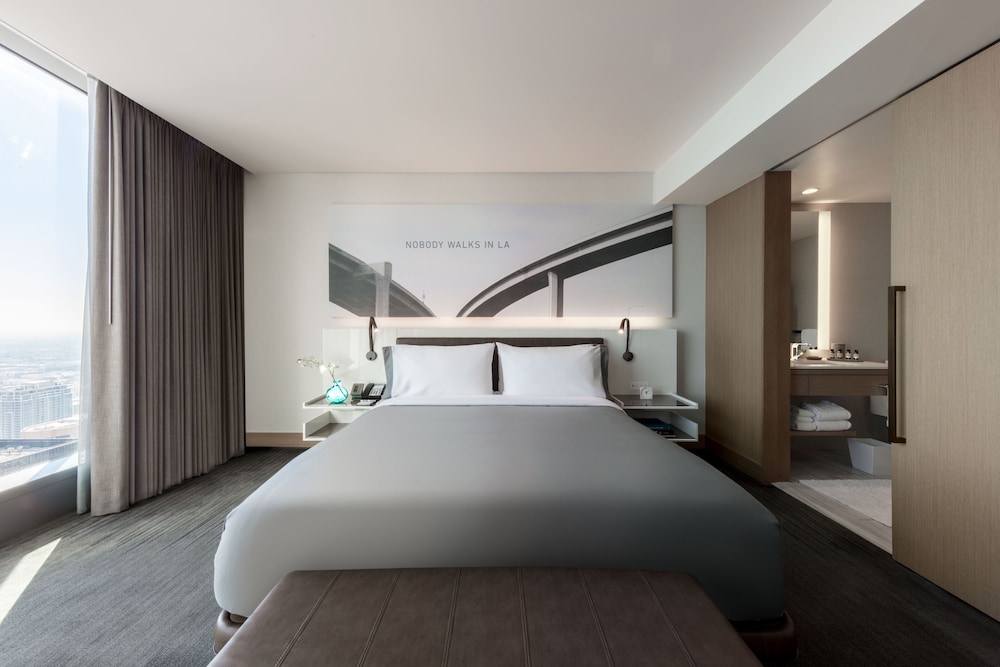 Premium Room, 1 King Bed, Club Lounge Access, City View - Photo 5