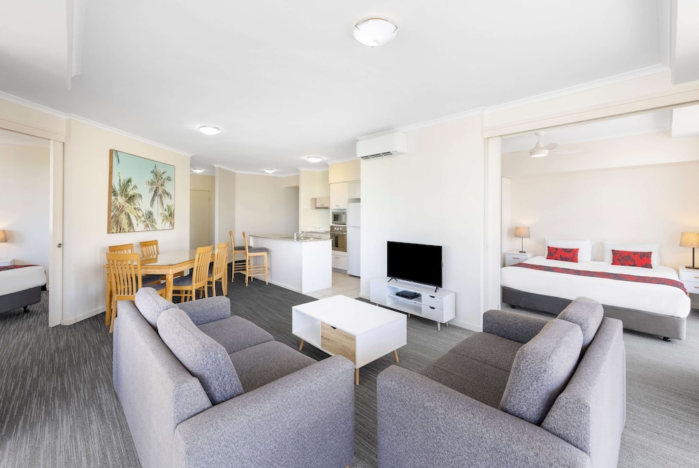 3 Bedroom Apartment - Photo 5