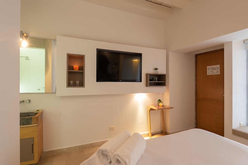 Standard Room, 1 Queen Bed photo 3