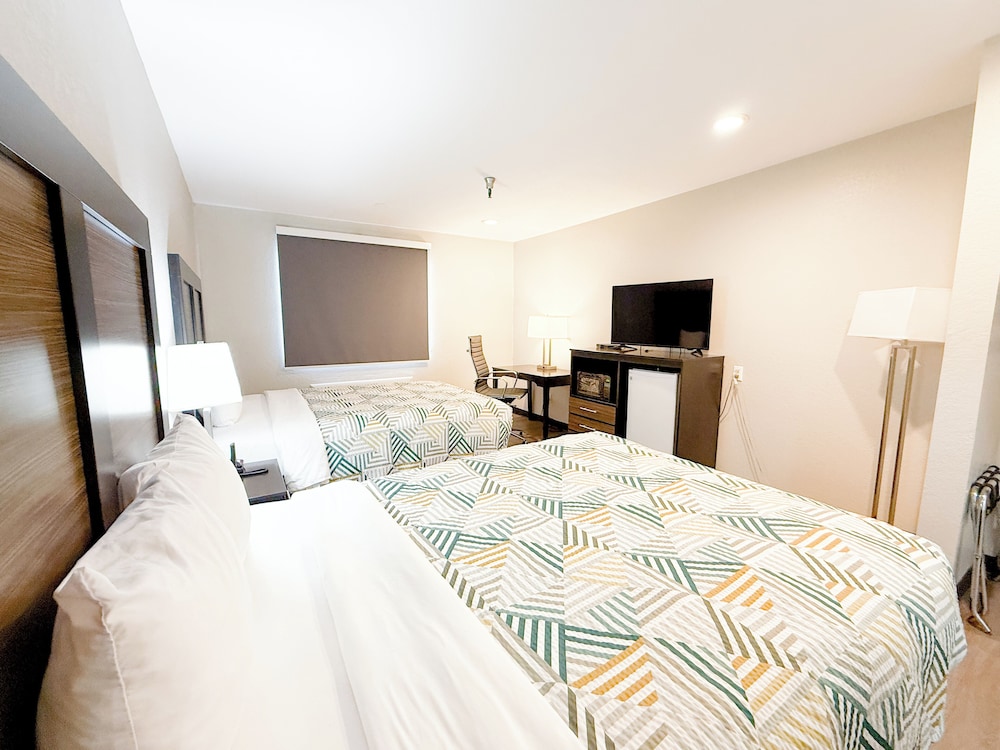Deluxe Room, 2 Queen Beds, Non Smoking, Refrigerator & Microwave photo 2