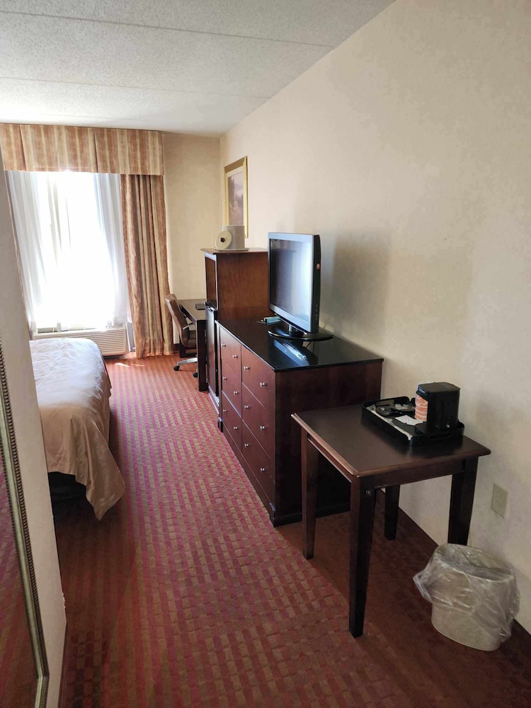 Standard Room, 1 King Bed, Non Smoking - Photo 5