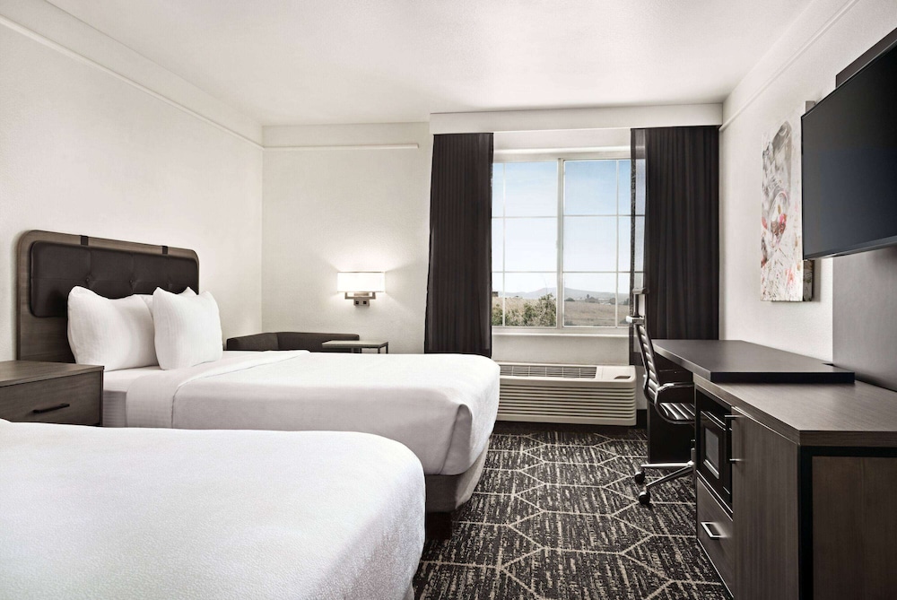 Room, 2 Queen Beds, Accessible, Non Smoking (Mobility/Hearing) - Photo 2