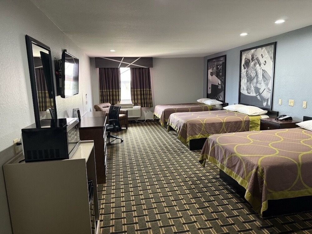 Room, Multiple Beds 3 Double Beds, Non Smoking