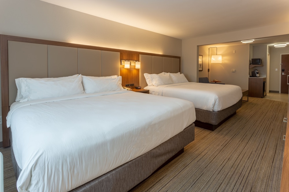 Standard Room, Multiple Beds, Accessible - Photo 2