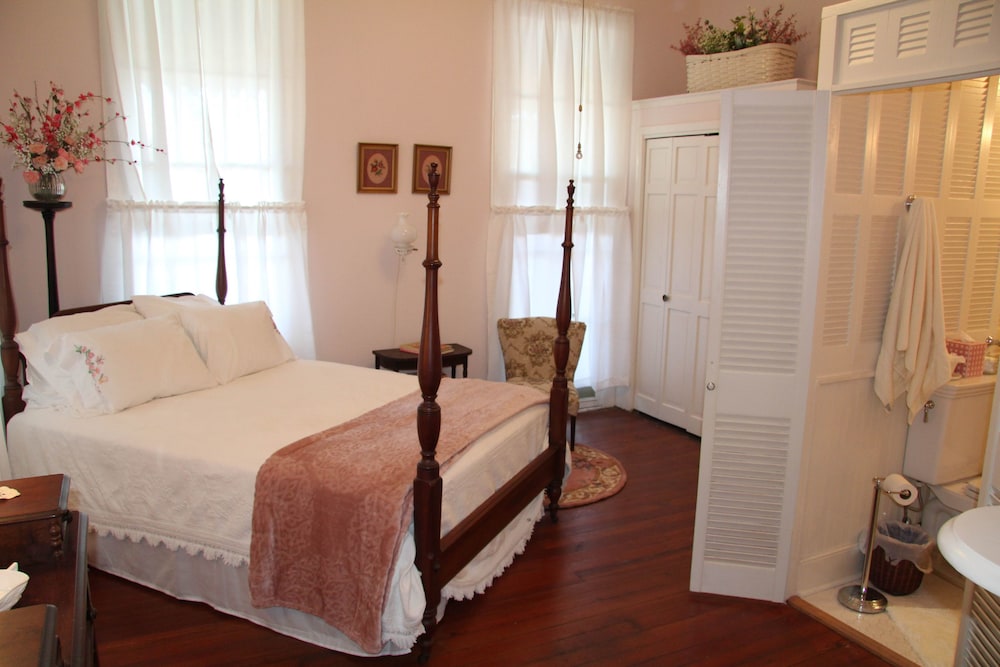 Classic Room, Private Bathroom (The Pink Stateroom) photo 1