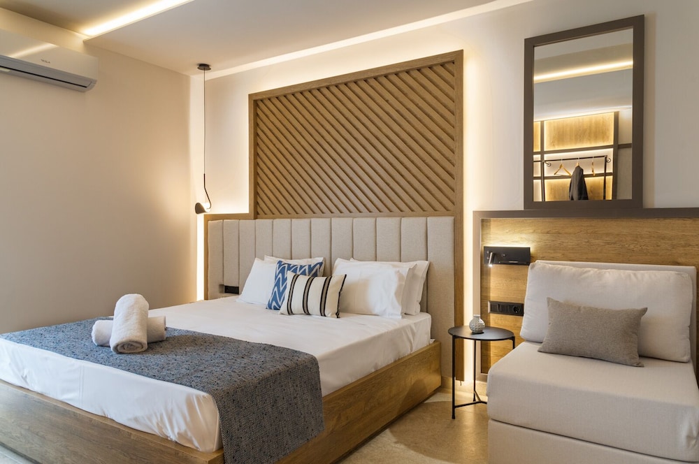 Deluxe Double Room (2 Adults + 1 Child) photo 2
