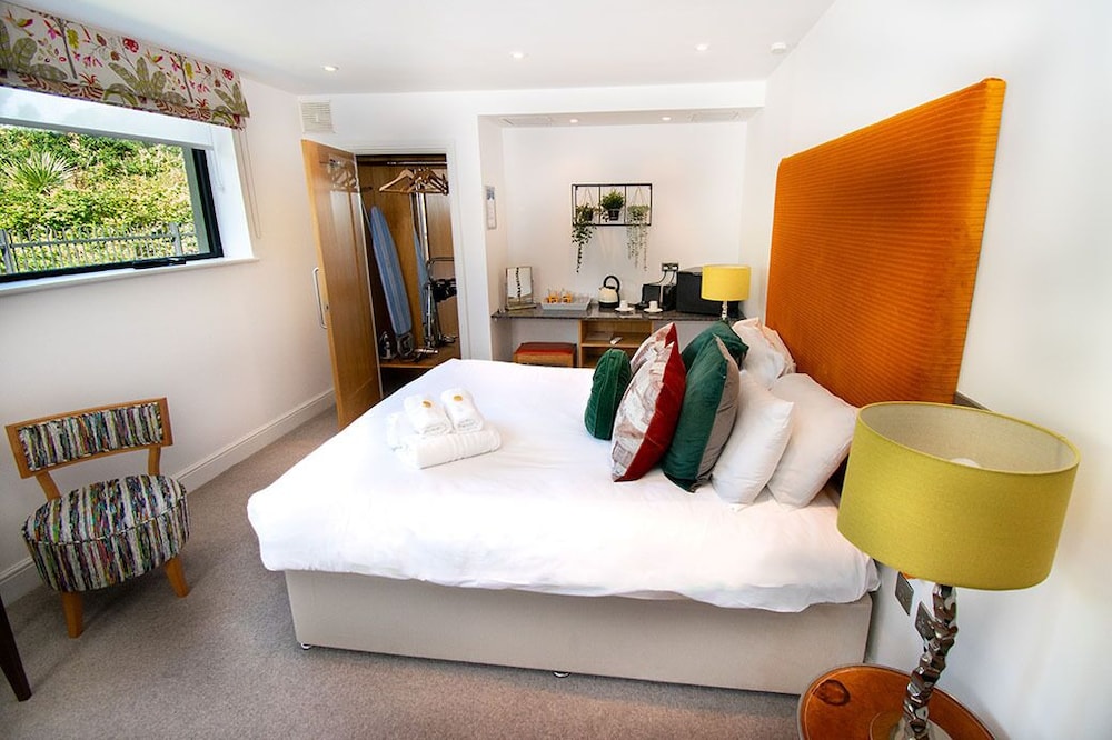 Standard Room, 1 King Bed, Courtyard View photo 1
