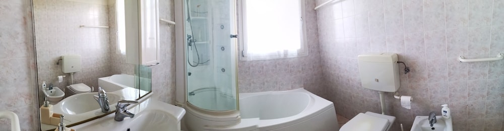 Basic Triple Room, Shared Bathroom photo 3