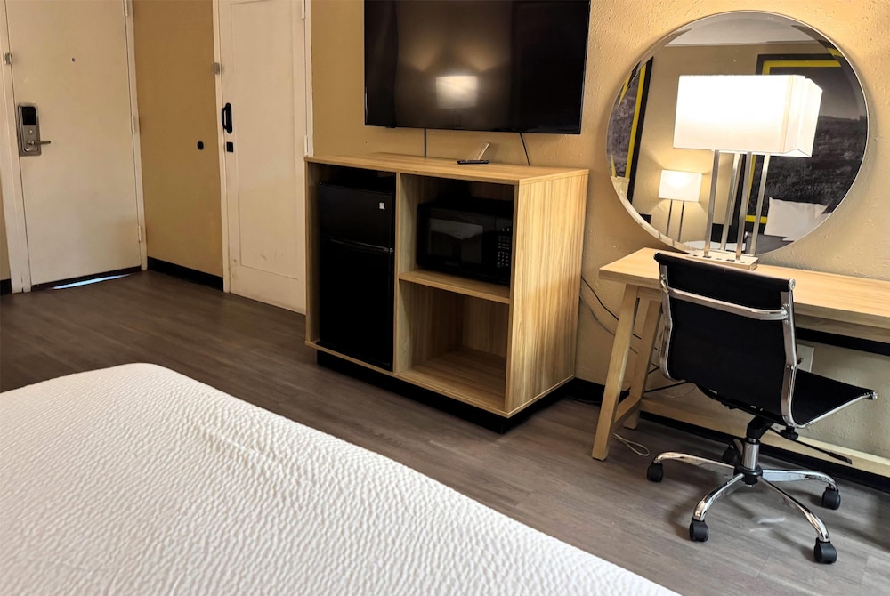 Room, 1 King Bed, Accessible, Non Smoking (Mobility, Roll-in Shower) photo 1