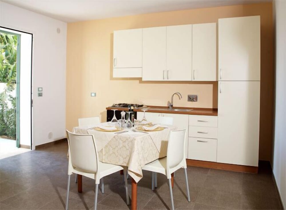 Classic Apartment, 2 Bedrooms, Kitchenette, Garden View photo 3