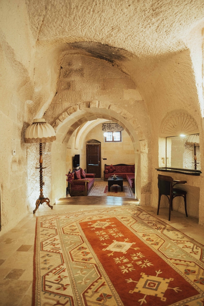 Queen Cave Suite with Stone Bathtub - Photo 26