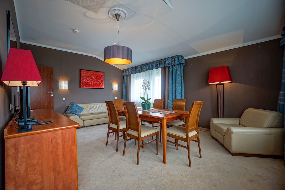 Family Room - Photo 10