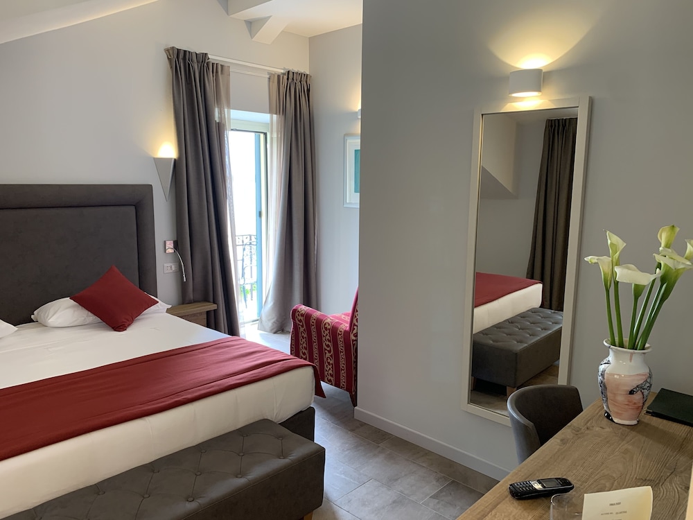 Deluxe Double Room, 1 Double Bed, Balcony, Partial Lake View photo 1