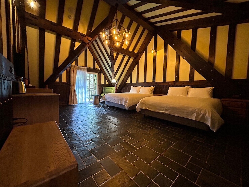Classic Quadruple Room, 2 Queen Beds, Non Smoking, Mountain View photo 1