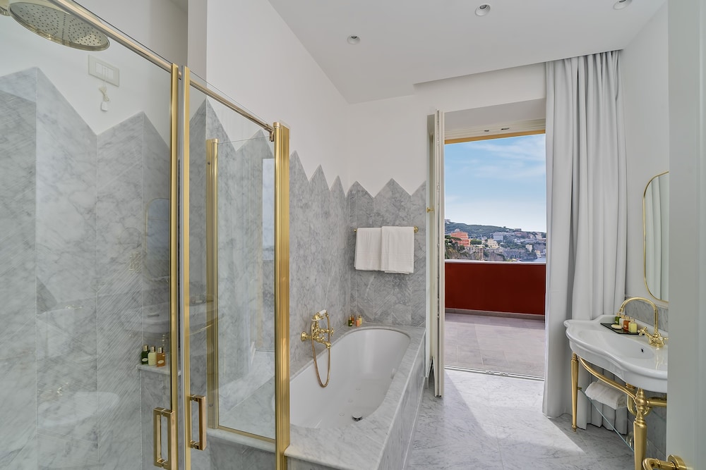Junior Suite, Hot Tub, Sea View (Deluxe) - Photo 9