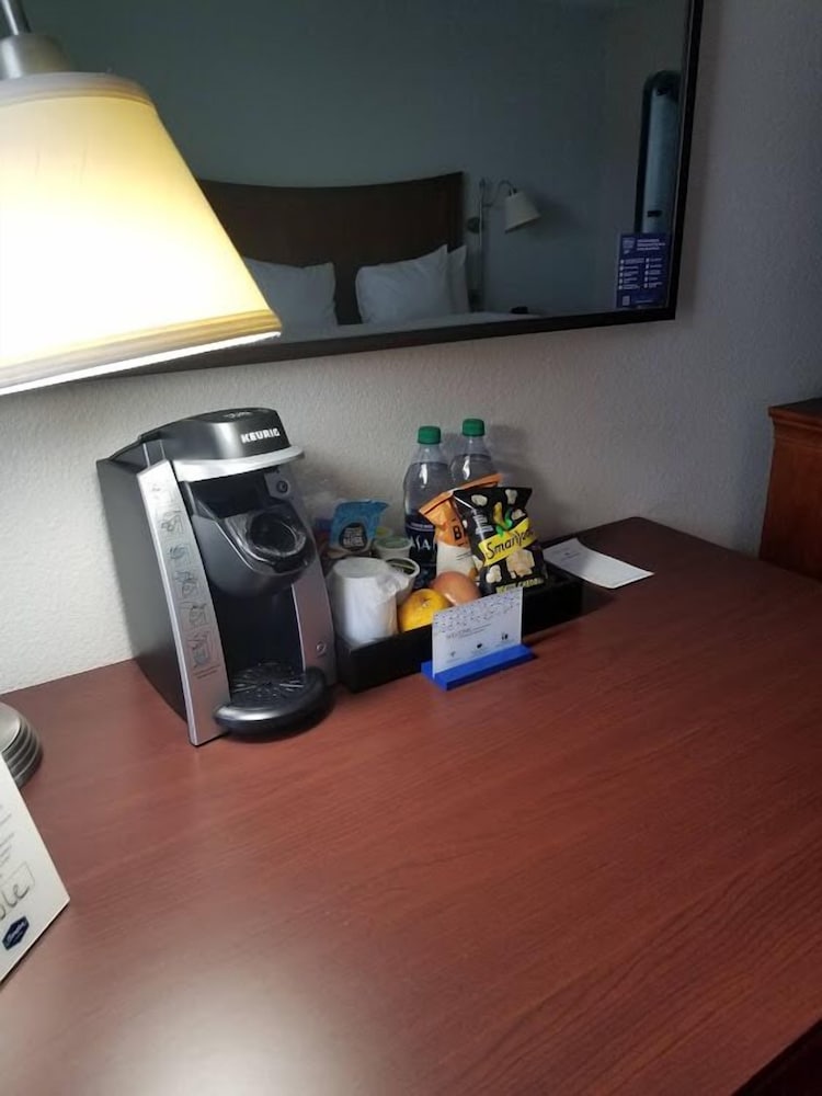 Room, 2 Double Beds, Non Smoking (Drinks/Snacks) - Photo 2