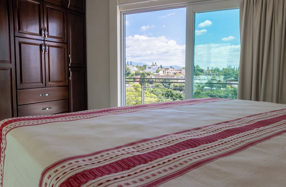 Deluxe Suite, City View