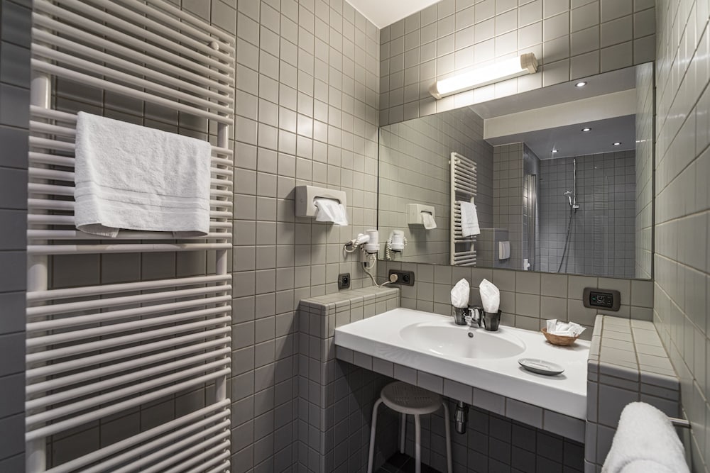 Standard Double or Twin Room - Photo 28