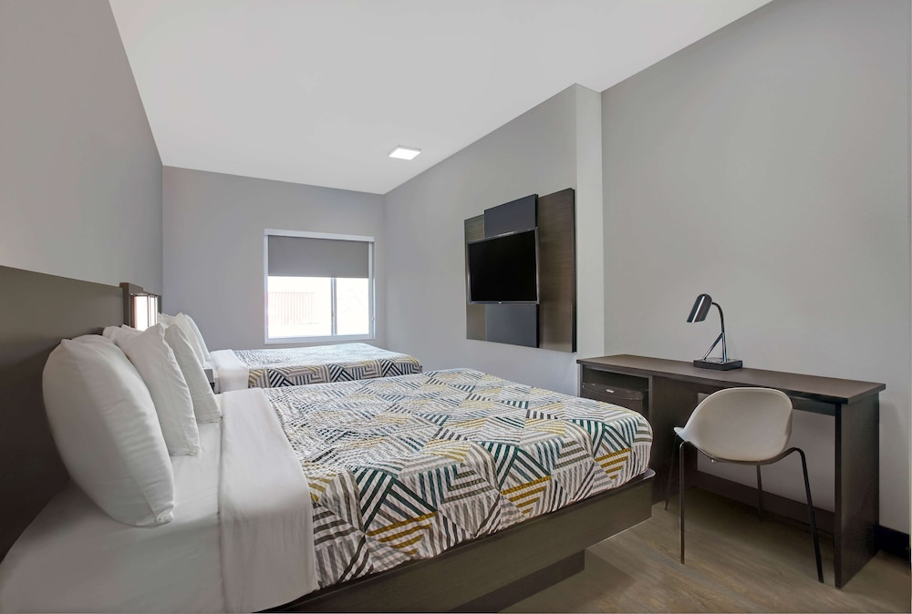 Deluxe Suite, 2 Queen Beds, Non Smoking, Kitchenette photo 1