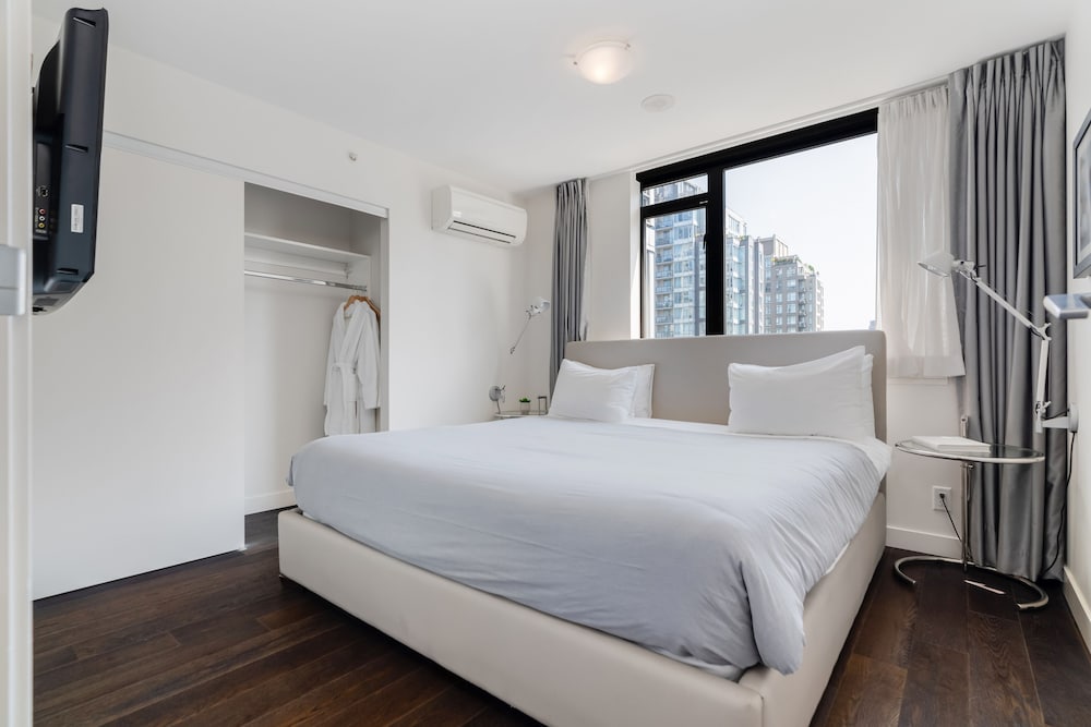 Suite, 1 Queen Bed with Sofa bed photo 1