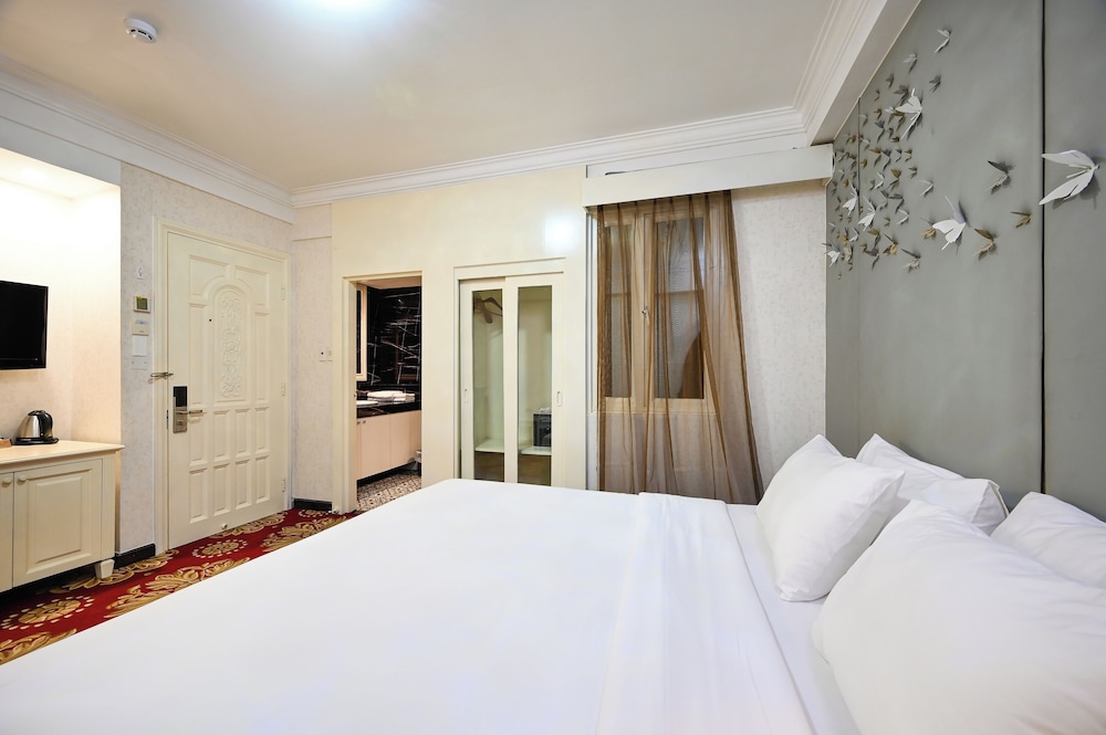 Deluxe Double Room, 1 Queen Bed, No Windows photo 3