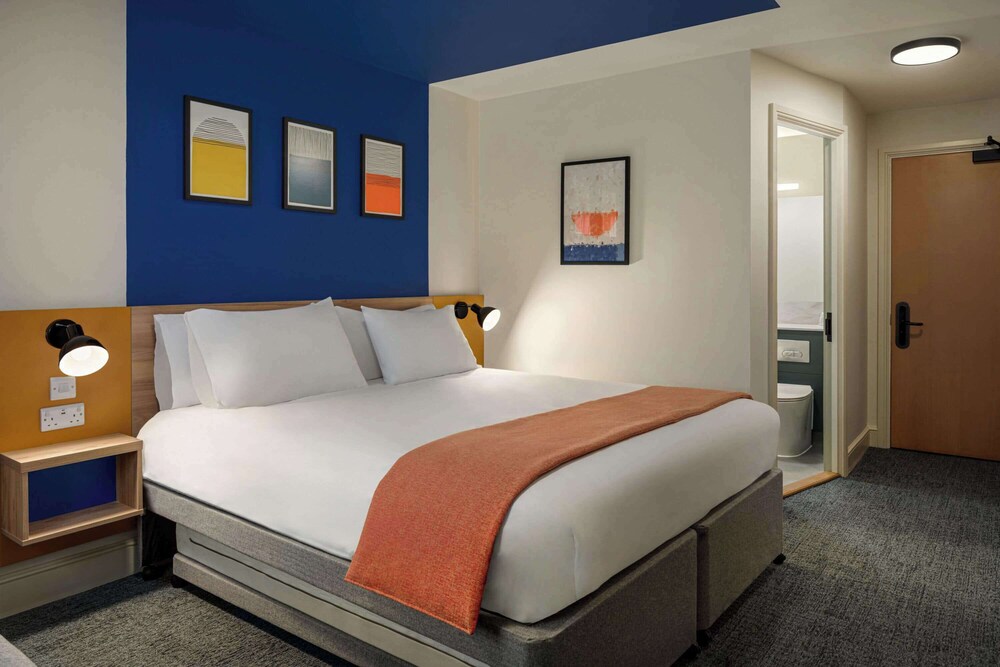 Room (Standard King) - Photo 6