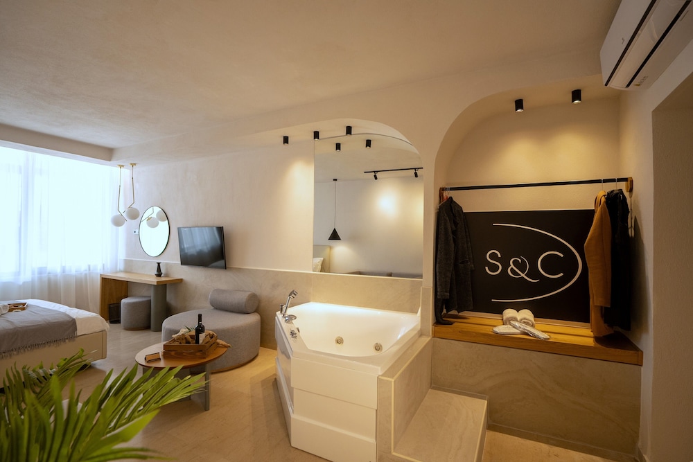 Exclusive Studio Suite, 1 Queen Bed, Hot Tub, Mezzanine photo 3