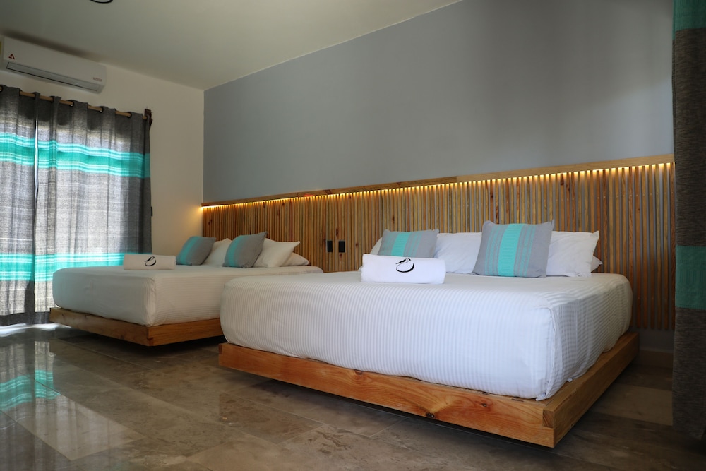 Standard Room, 2 King Beds photo 1