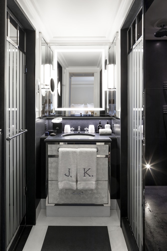 J.K. Place Paris bathroom photo
