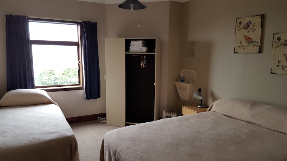 Queen & Single Bed Room with Shared Bathroom Facilities photo 2