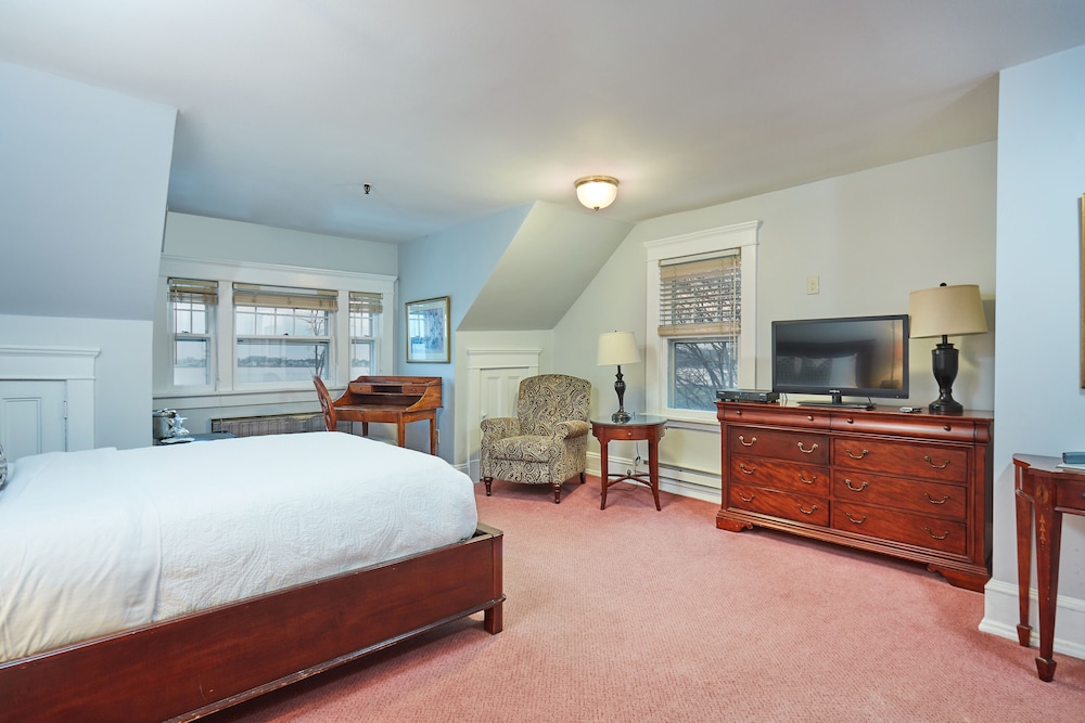 Deluxe Room, 1 Queen Bed, Non Smoking, River View photo 2