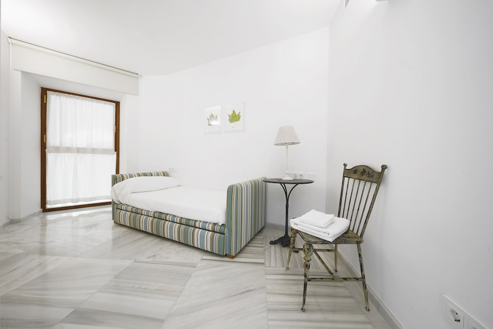 3 Bedroom Apartment with Balcony - Photo 19