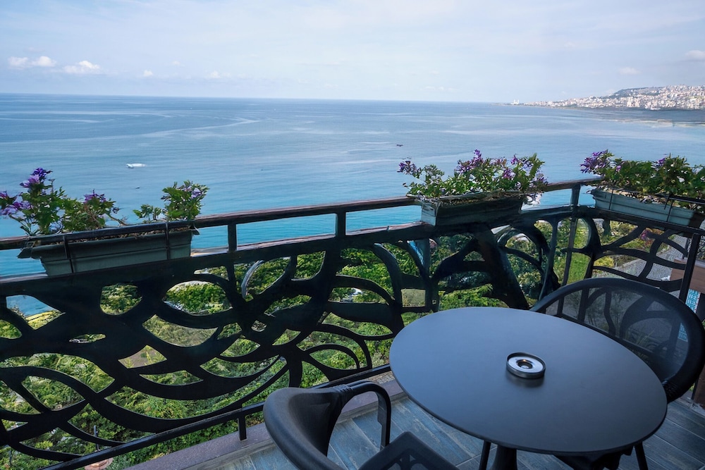 Black Sea Suite with Jacuzzi and Sea View - Photo 3