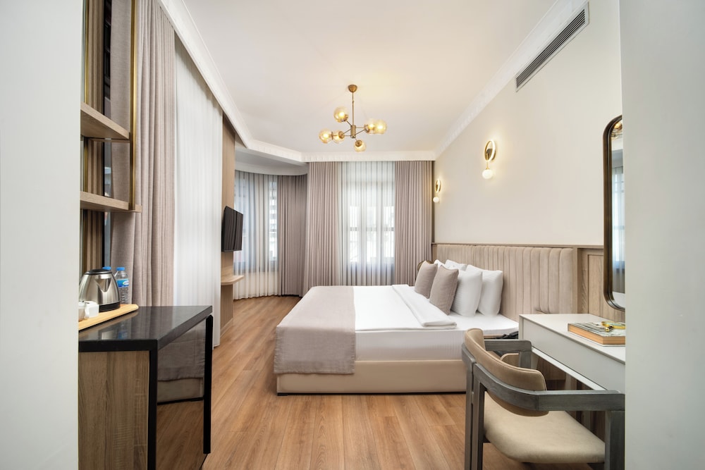 SUIT ROOM WITH BALCONY photo 1