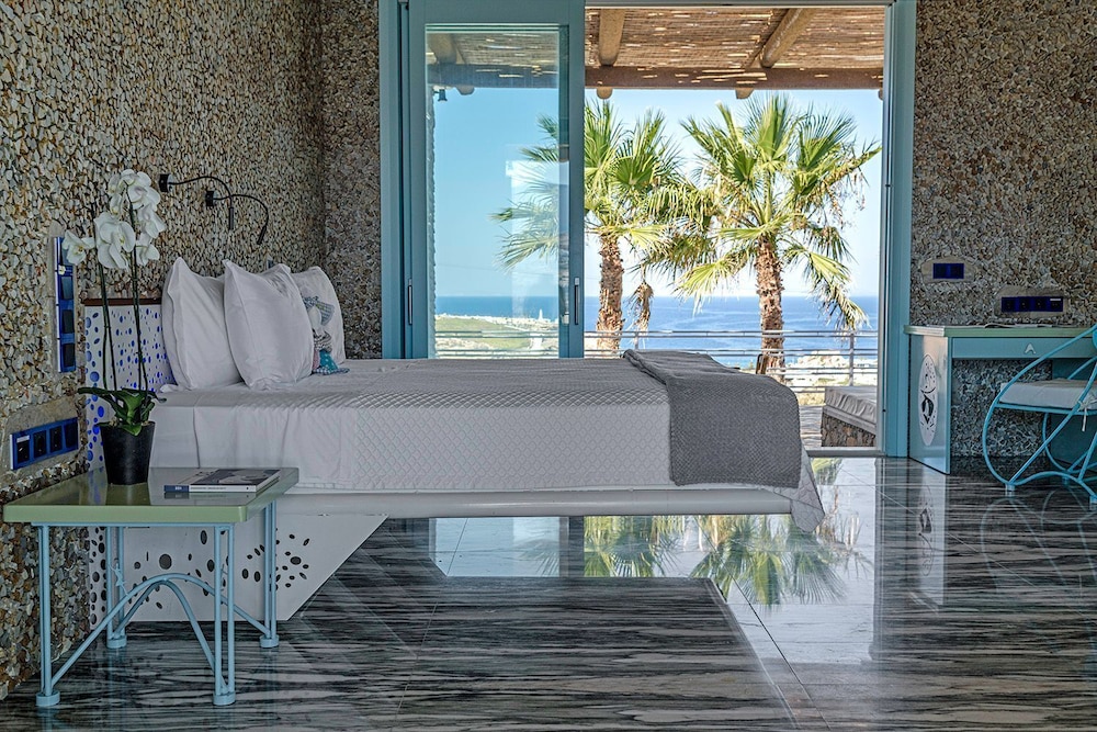 Premium Suite, 1 King Bed photo 3