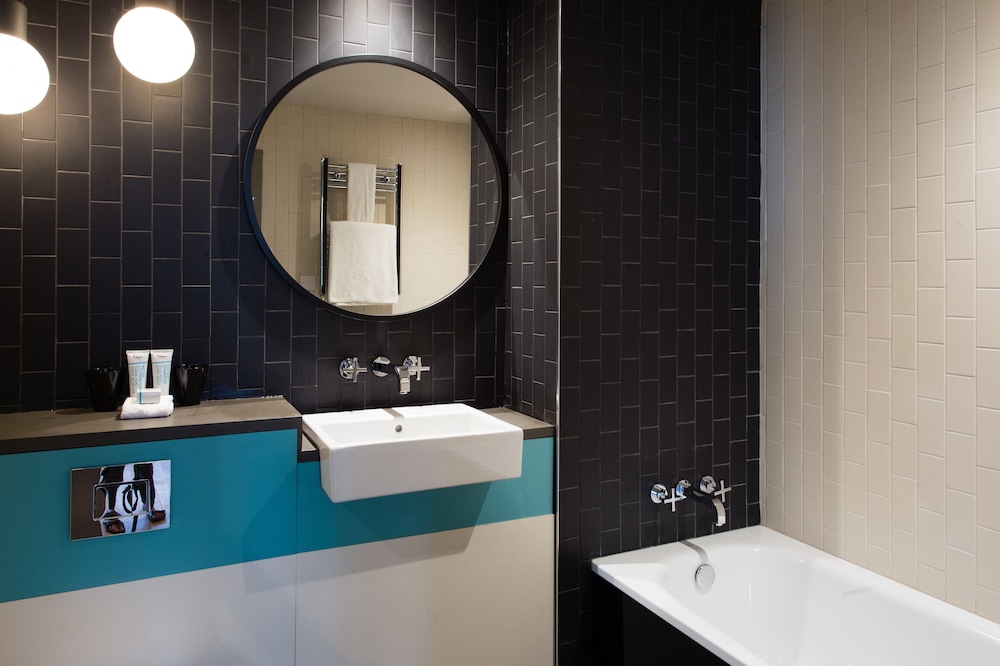 Suite - Photo 11