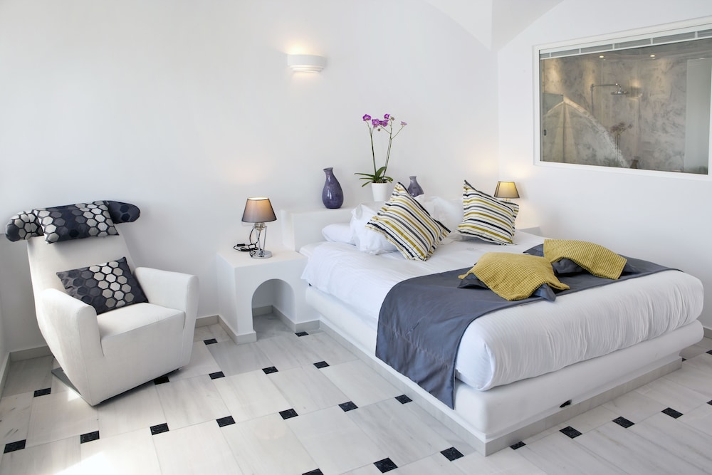 Suite with Infinity Private Pool, Caldera View