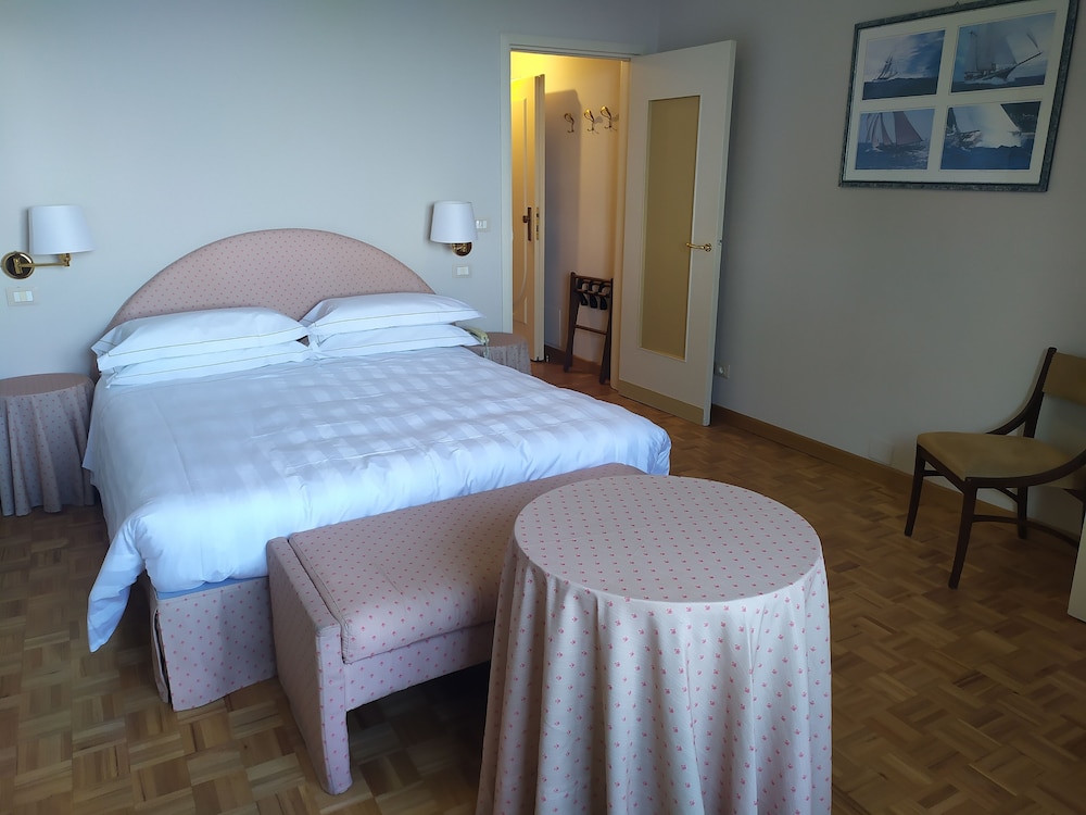 Room, Partial Sea View