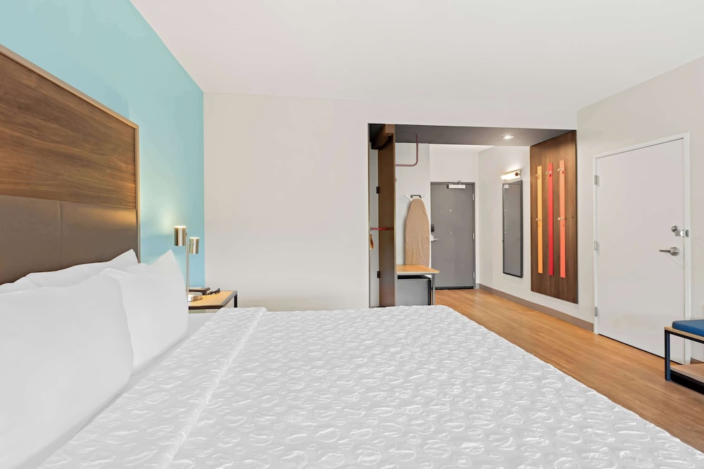 Room, 1 King Bed, Accessible, Bathtub - Photo 1