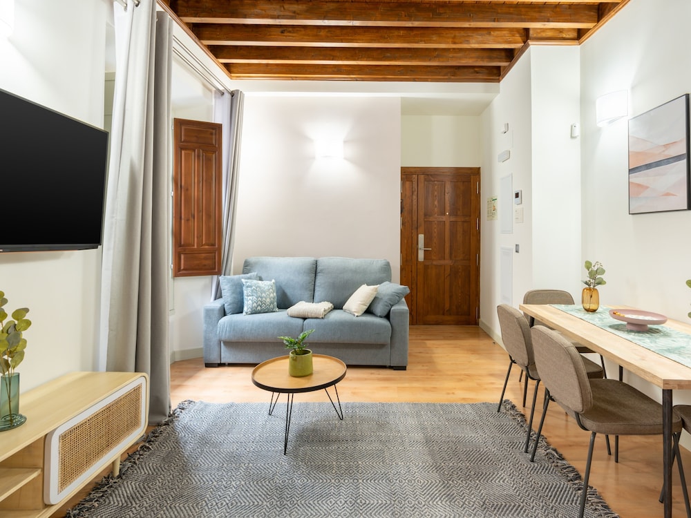 One-Bedroom Apartment (Ground Floor) - Photo 2