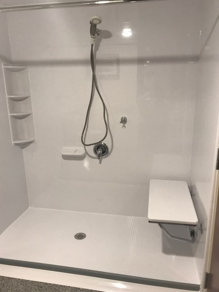 Room, 1 King Bed, Accessible, Non Smoking (Roll-in Shower) - Photo 2