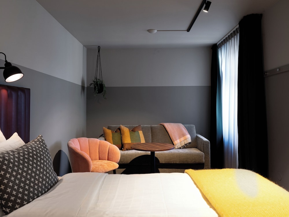Family Room (2 twin beds, 1 sofa bed) - Photo 7