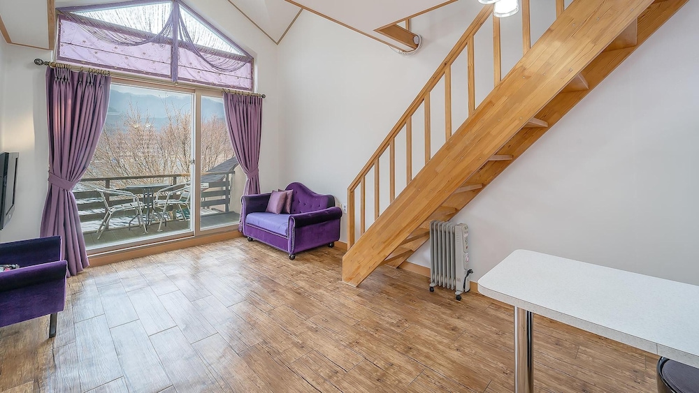 Basic Room, 1 Bedroom (Violet (No Pet/ River View)) - Photo 2
