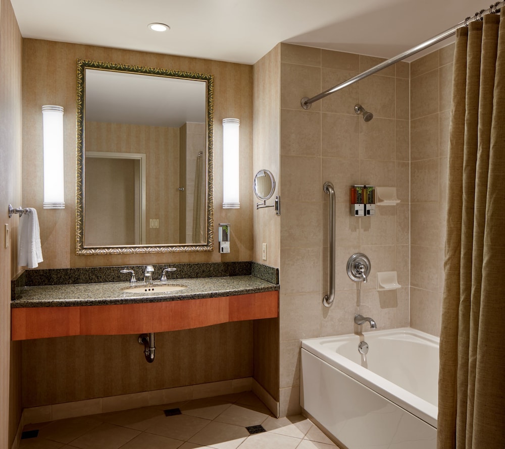 Premium Room, 1 King Bed - Photo 7