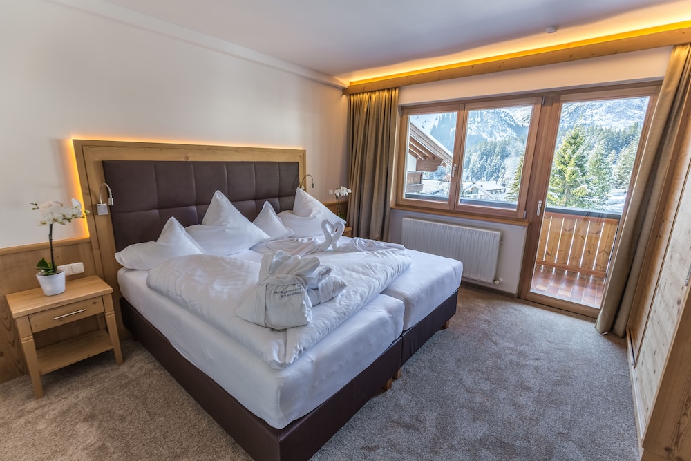 Superior Suite with Balcony, Mountain View photo 2