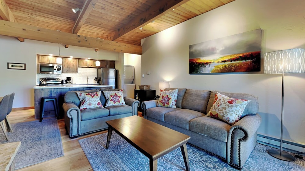 Deluxe One Bedroom ~ B1C photo 3
