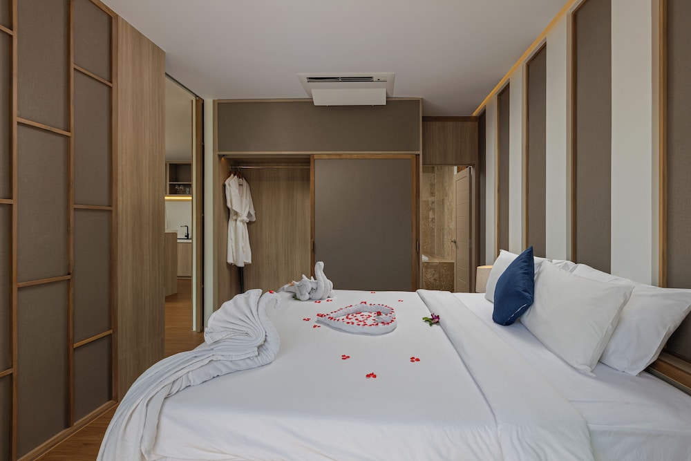 New One Bedroom Penthouse Suite with Rooftop Jacuzzi - Photo 10