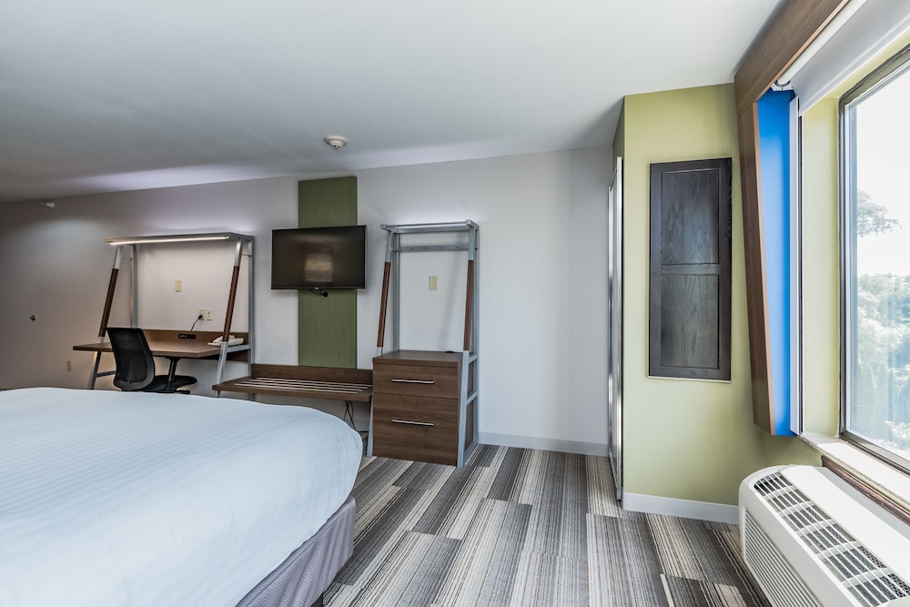 Suite, 1 King Bed - Photo 4