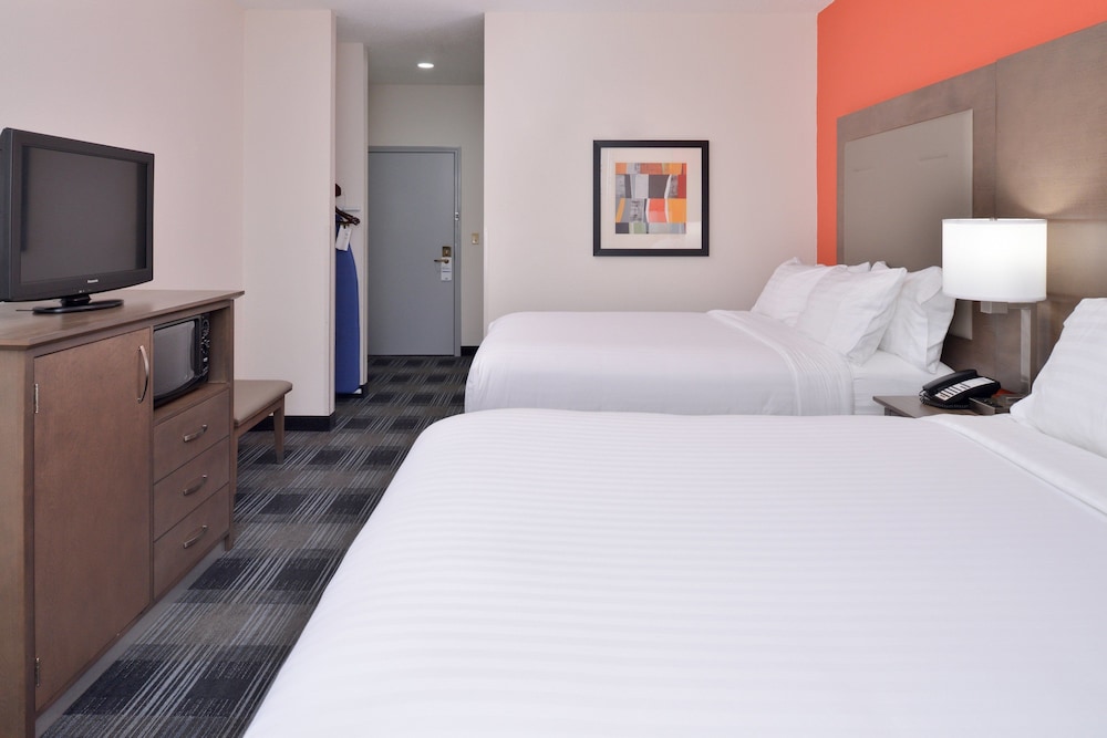 Standard Room, 2 Queen Beds, Mobility Accessible (Accessible Tub) photo 3