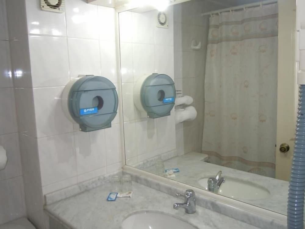 Standard Triple Room, Multiple Beds, Non Smoking photo 3
